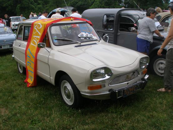 Ami 8 with flag